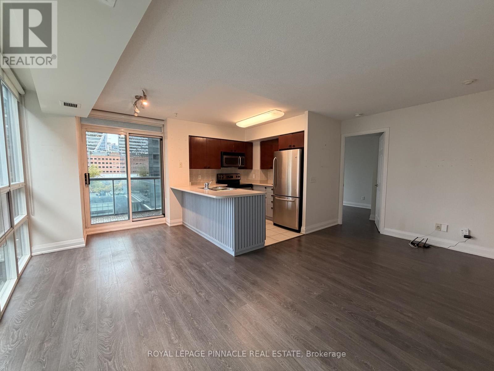 802 - 30 Grand Trunk Crescent Property Photo 12