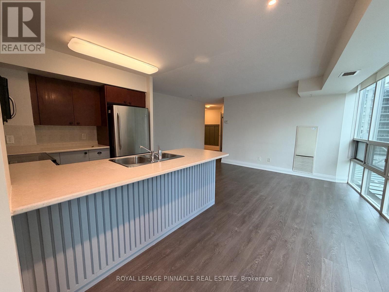 802 - 30 Grand Trunk Crescent Property Photo 14
