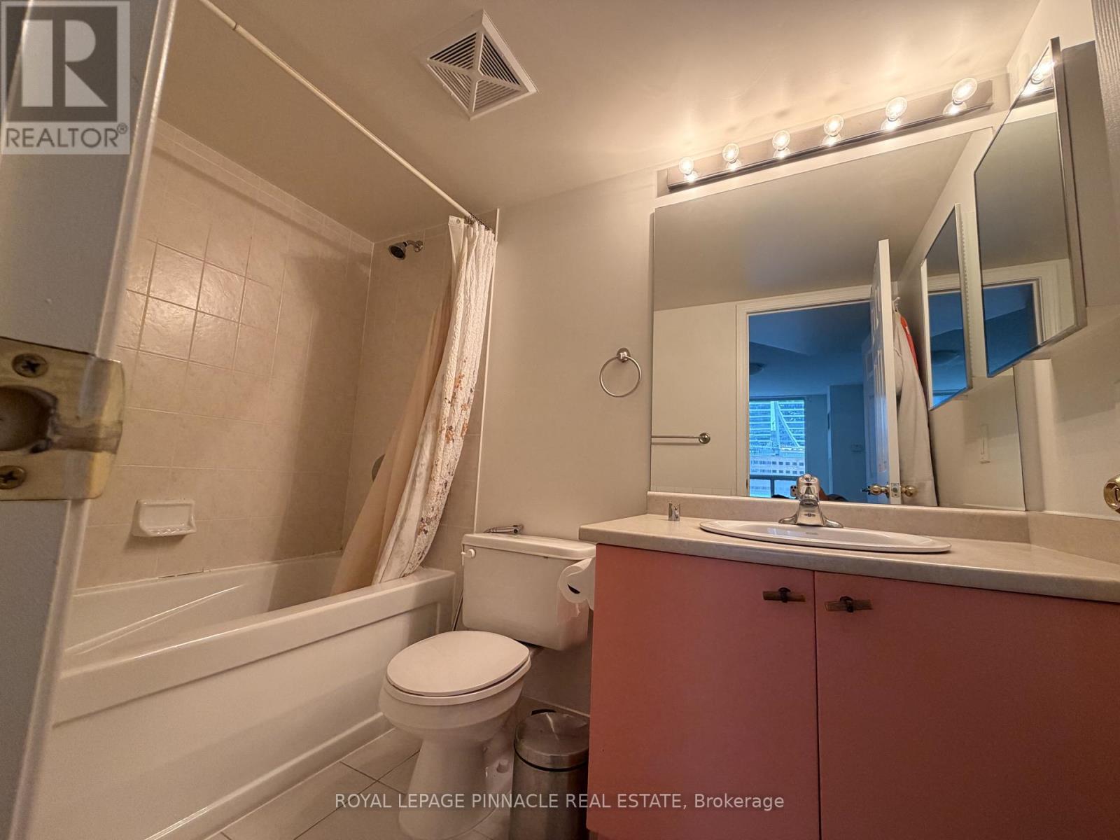 802 - 30 Grand Trunk Crescent Property Photo 15