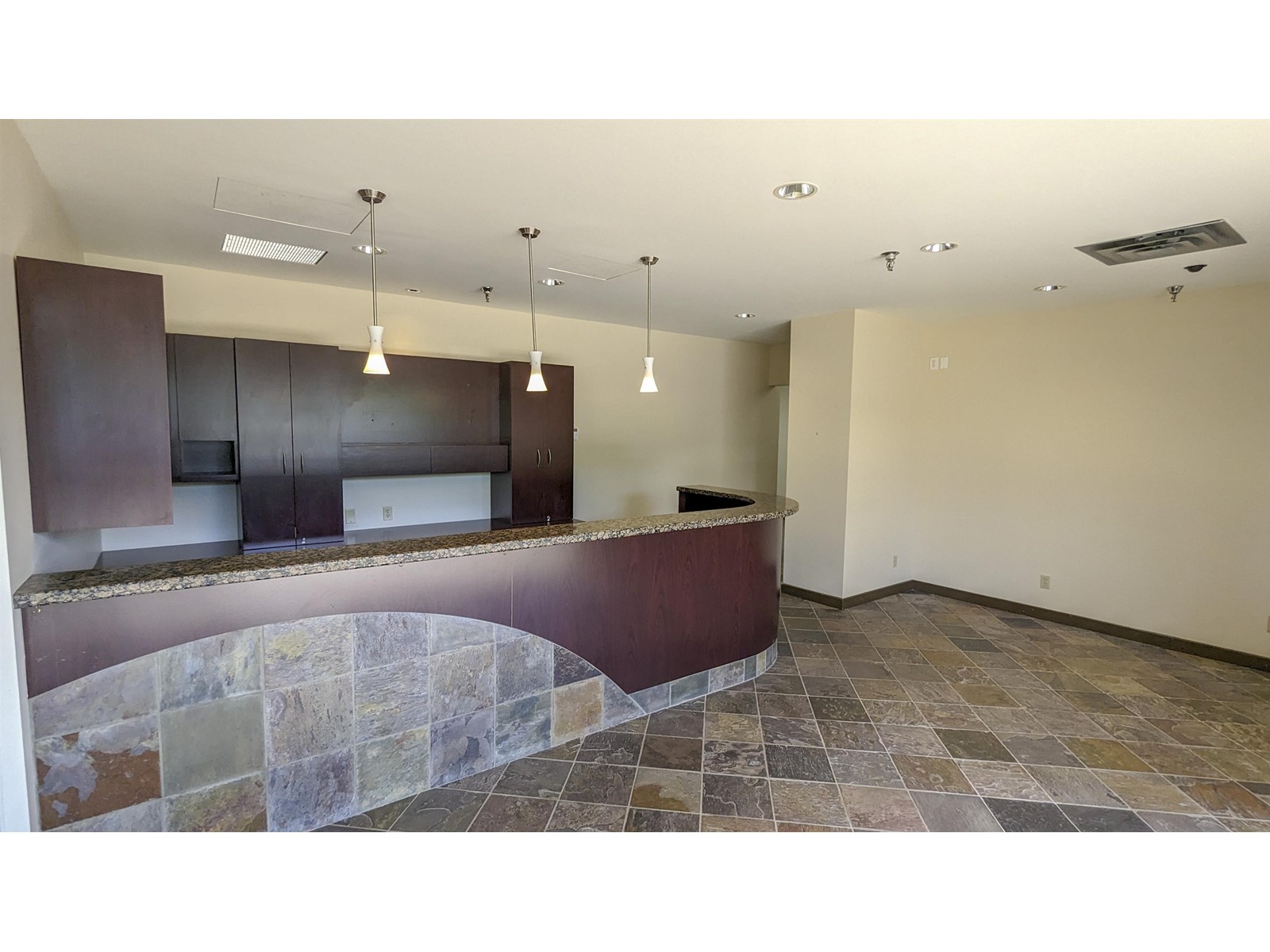 100 15261 Russell Avenue Property Photo 2