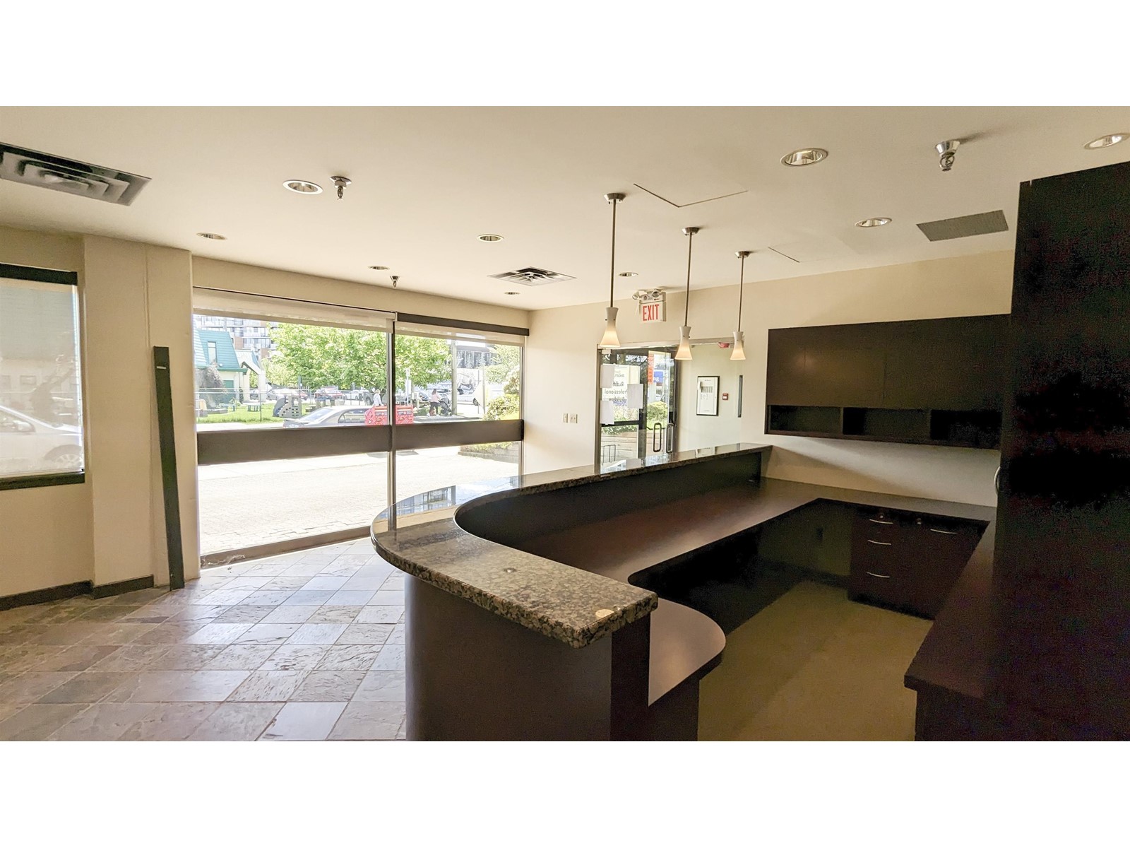 100 15261 Russell Avenue Property Photo 3