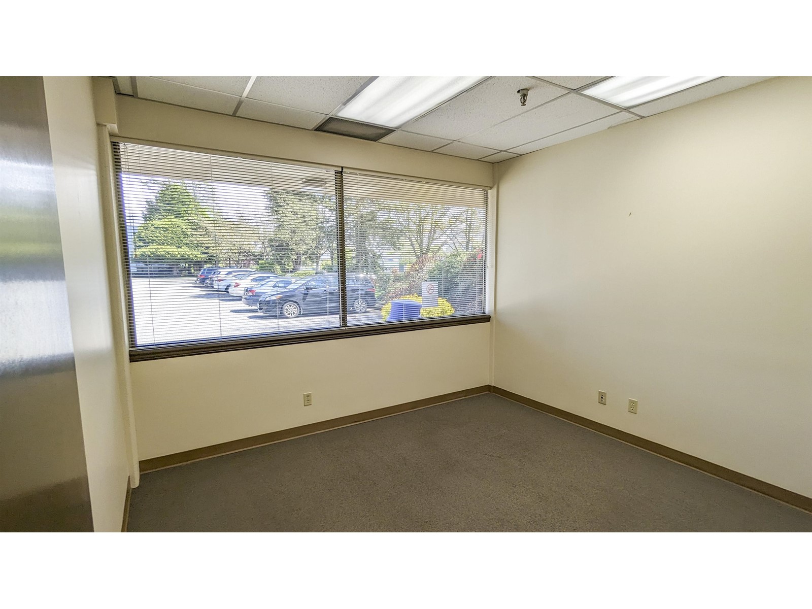 100 15261 Russell Avenue Property Photo 4