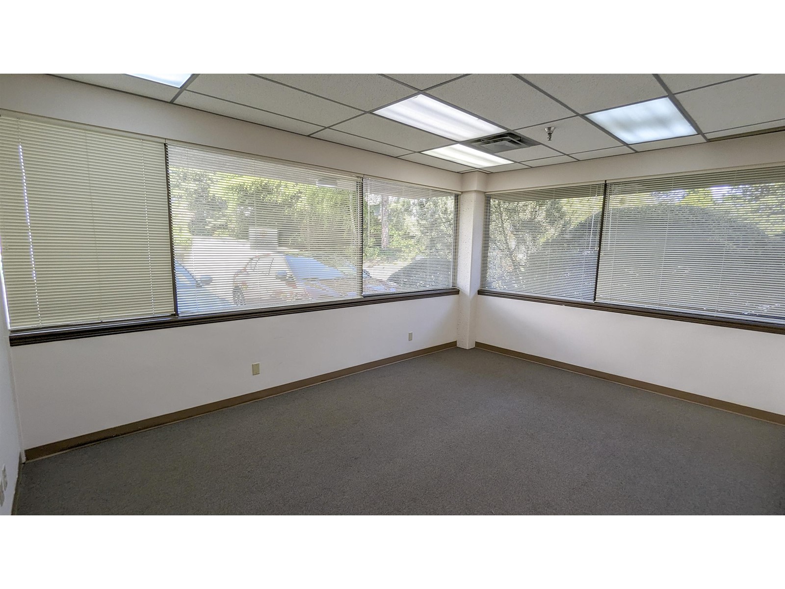 100 15261 Russell Avenue Property Photo 5