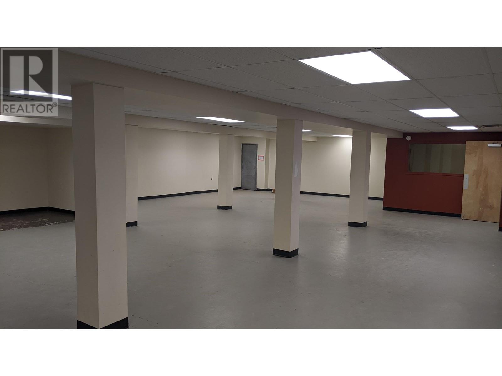 10007 100 Street Property Photo 2