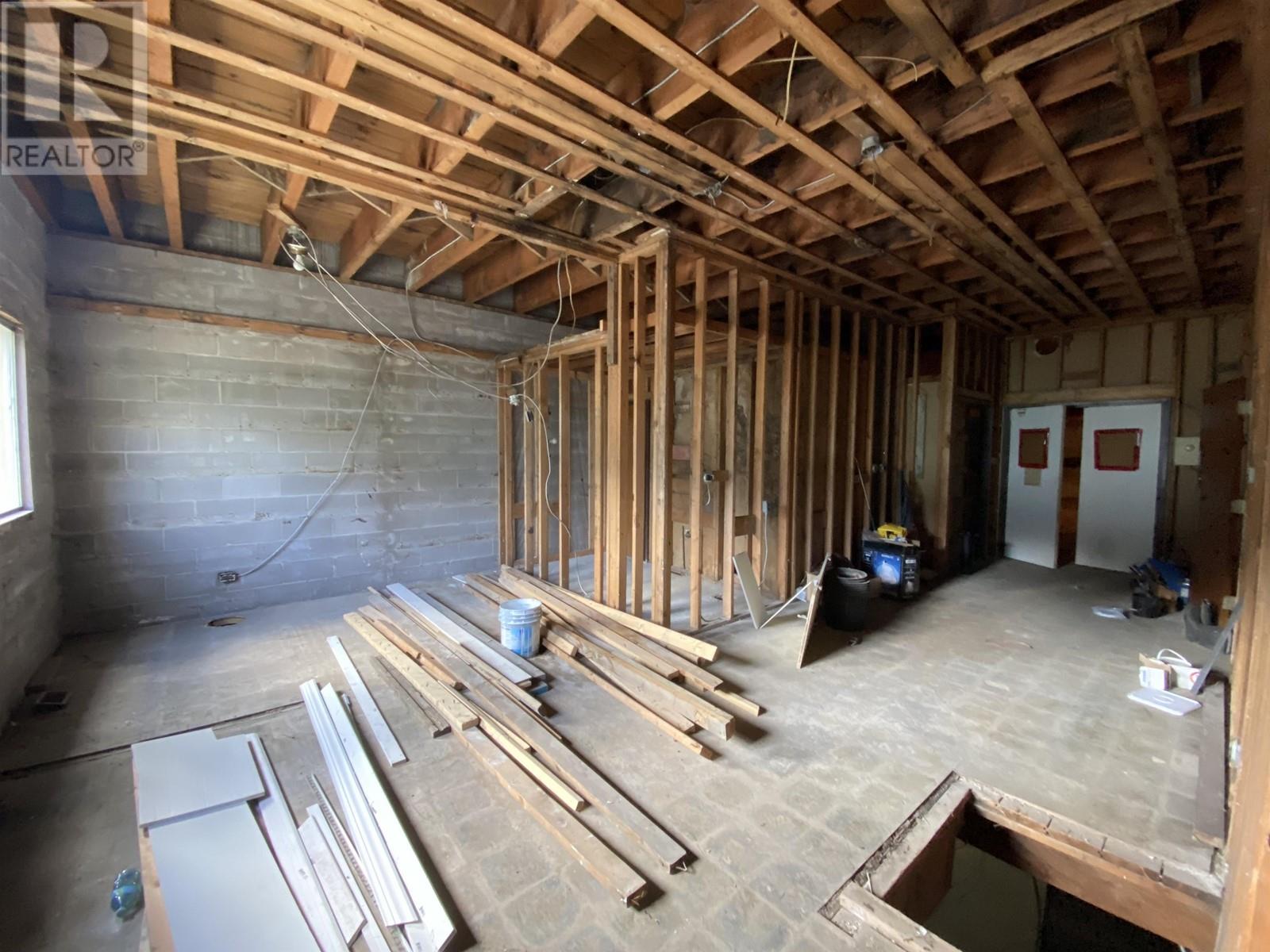 611 W 3rd Avenue Property Photo 9