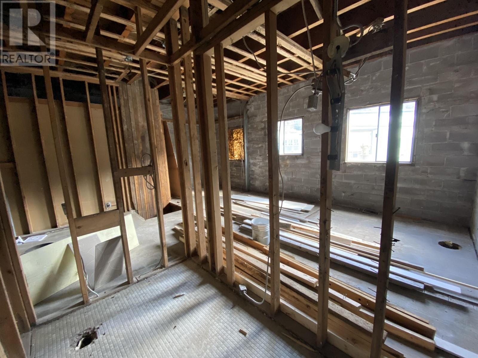 611 W 3rd Avenue Property Photo 10