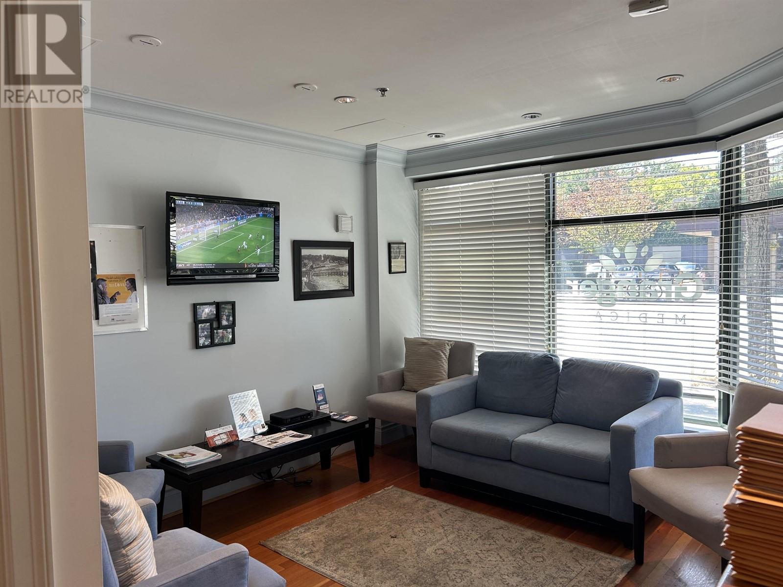 2533 W Broadway Property Photo