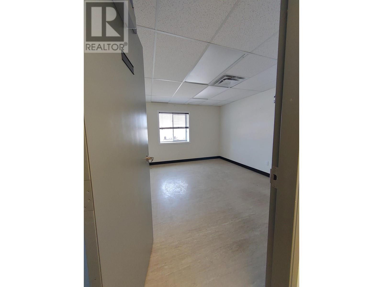 8910 101 Street Property Photo 5
