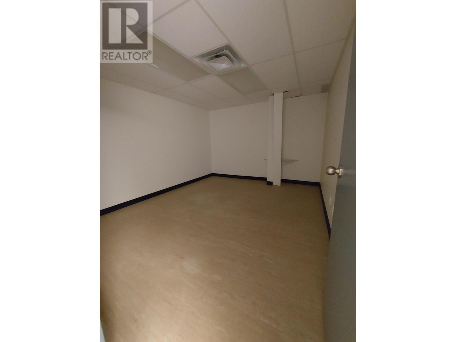 8910 101 Street Property Photo 6