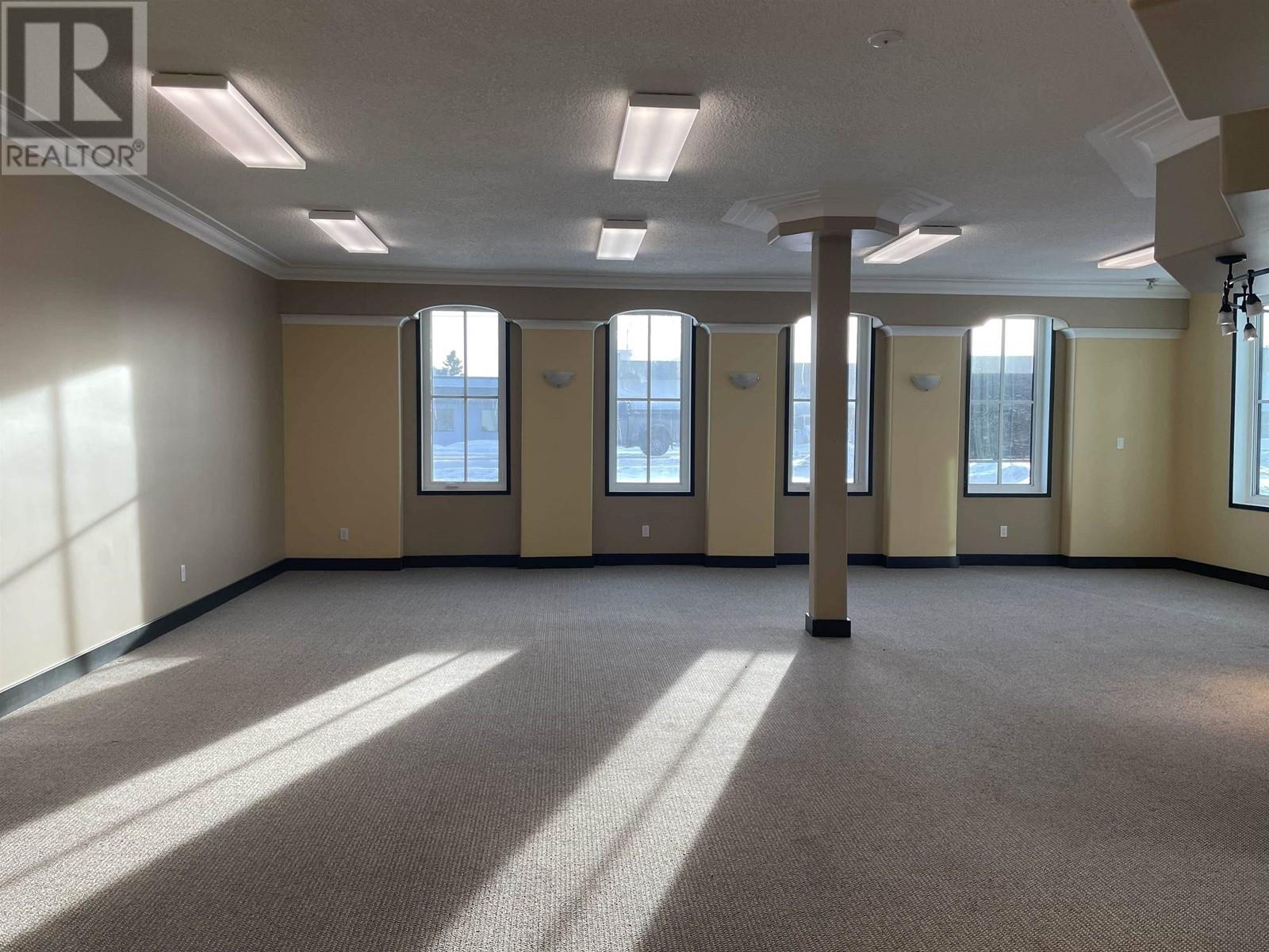 8212 100 Avenue Property Photo 3