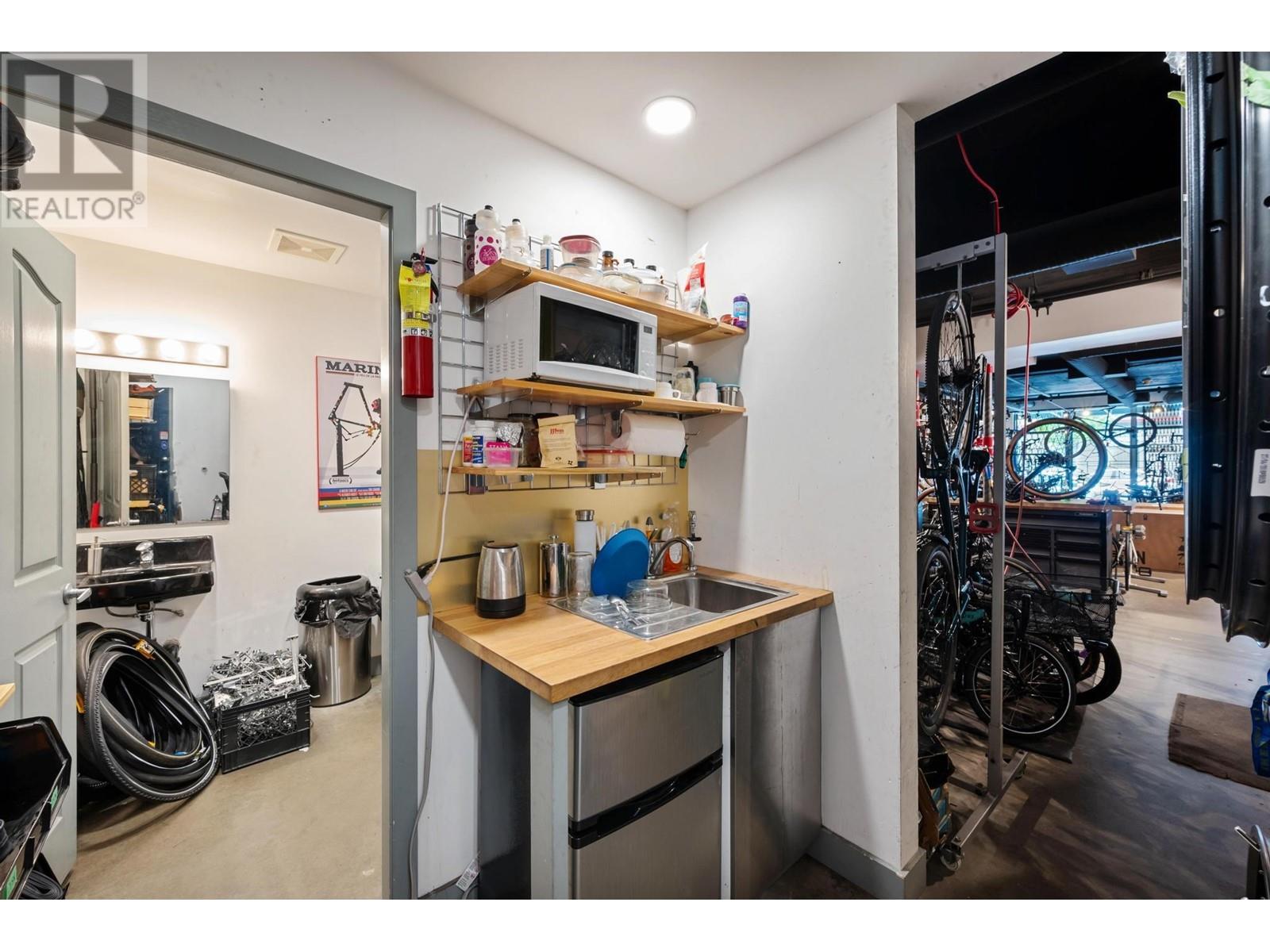 3469 Commercial Street Property Photo 6