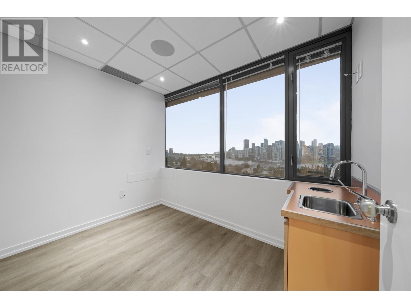 730 943 W BROADWAY Property Photo 1
