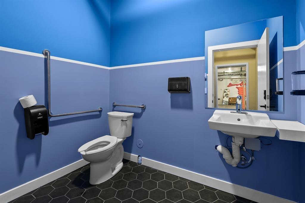 230 2556 Montrose Avenue Property Photo 8