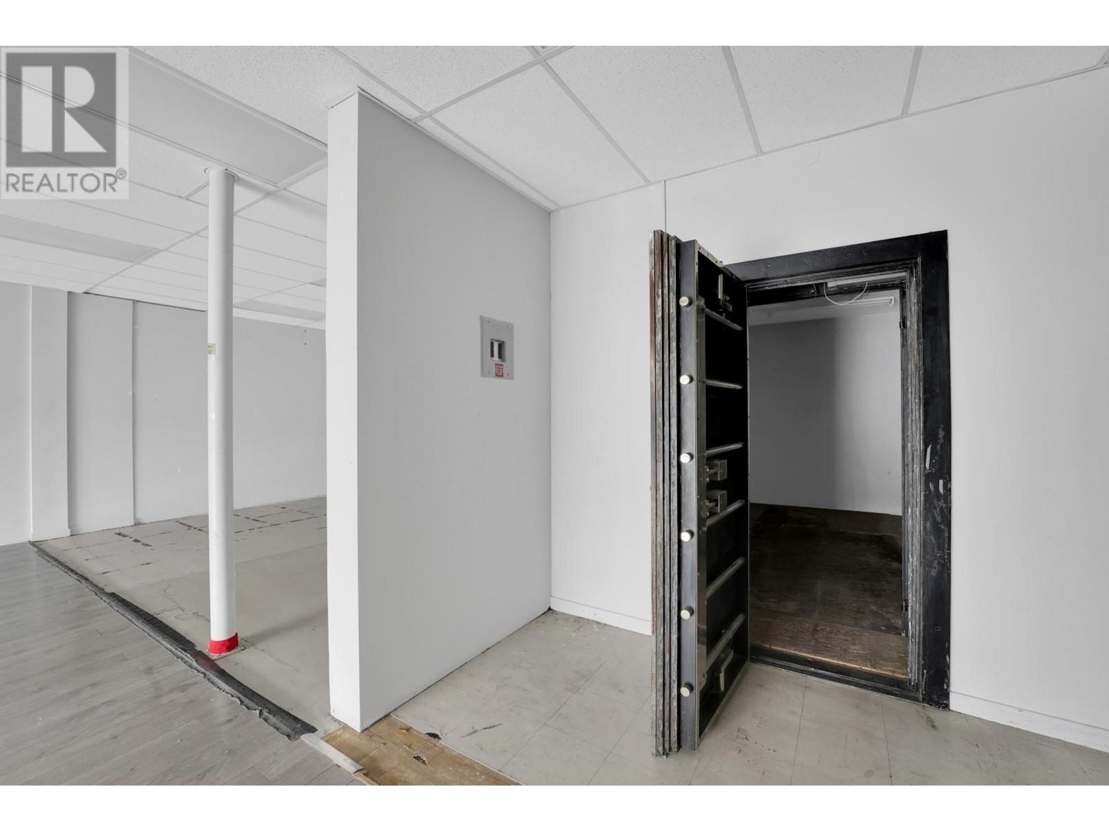 Unit A 5651 Cowrie Street Property Photo 4