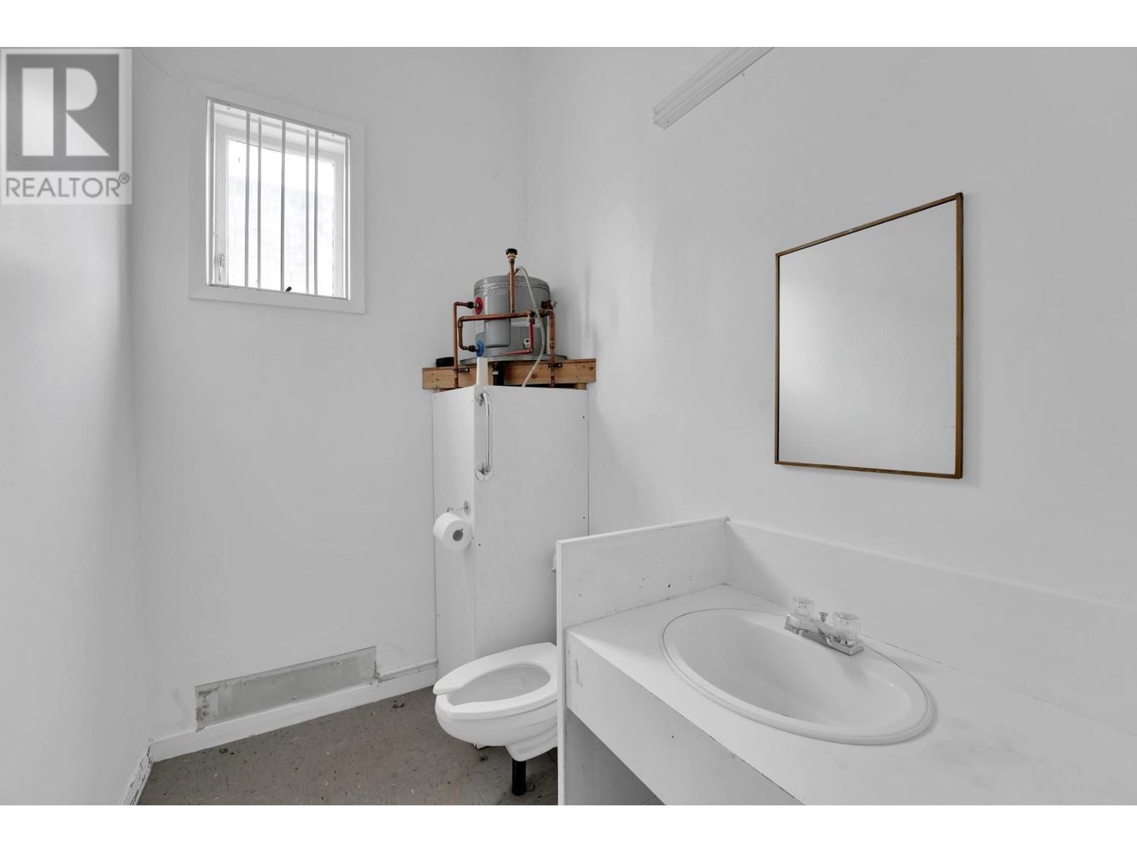 Unit A 5651 Cowrie Street Property Photo 10