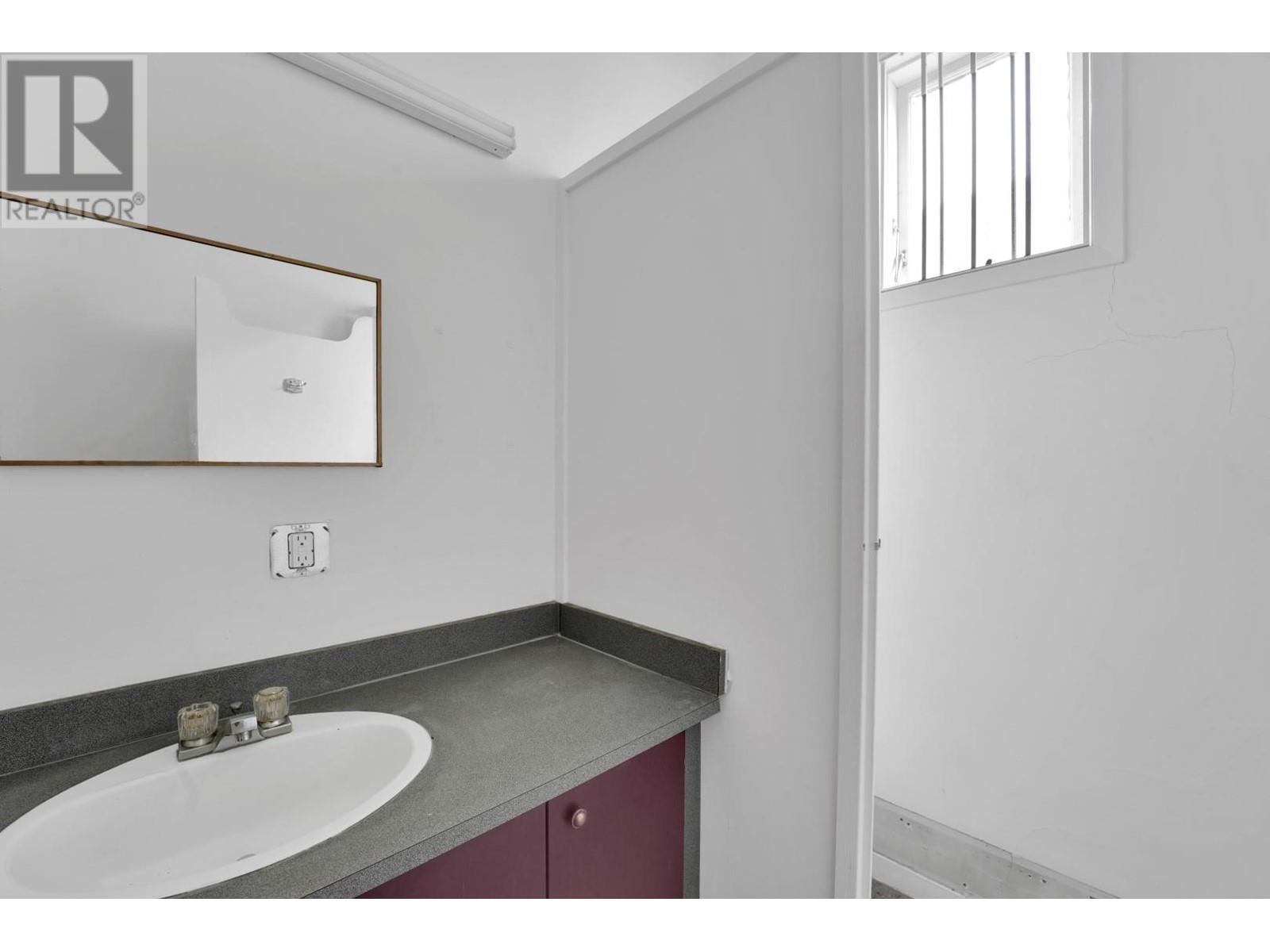Unit A 5651 Cowrie Street Property Photo 11