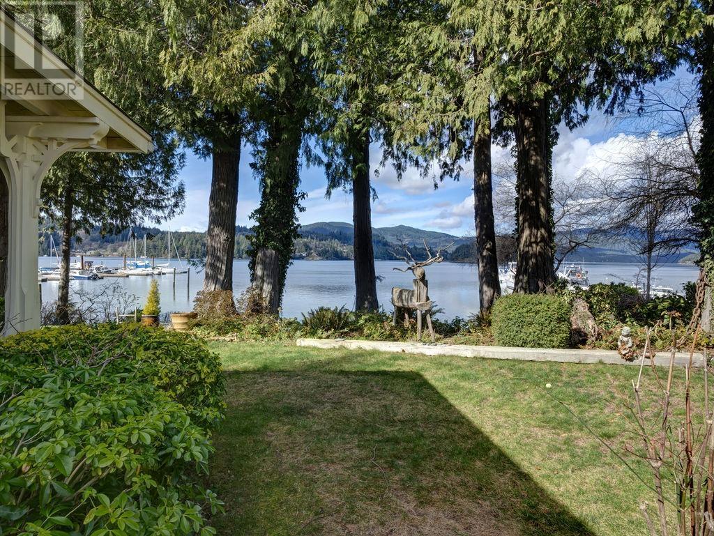6003 Sechelt Inlet Road Property Photo 6