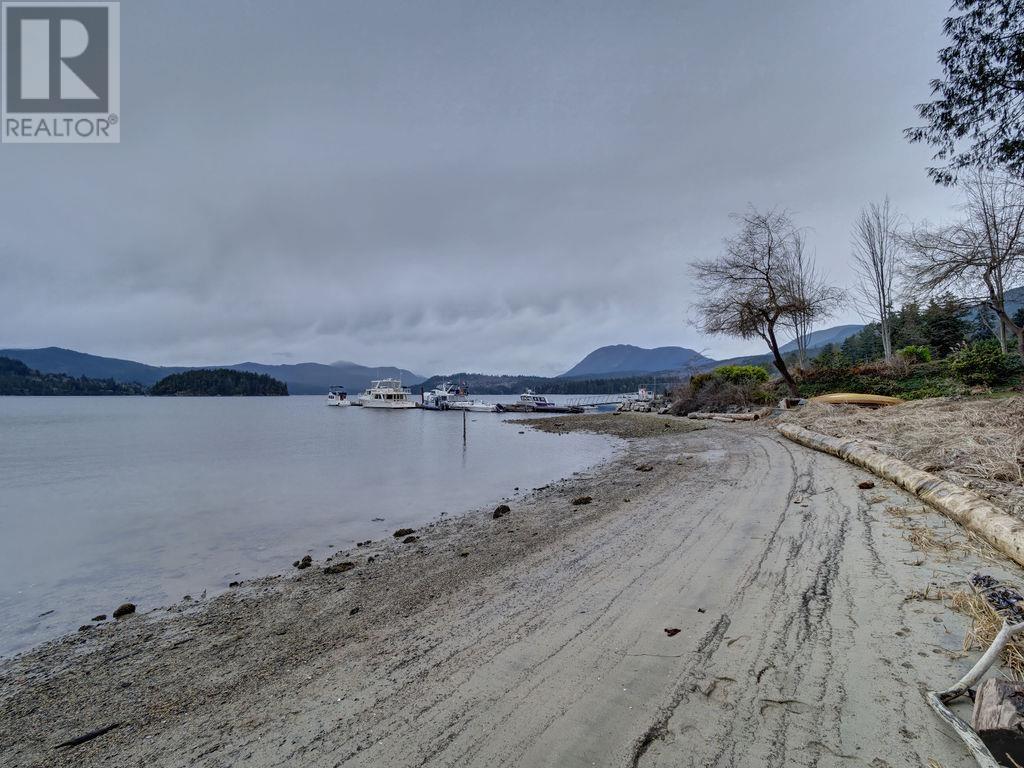 6003 Sechelt Inlet Road Property Photo 9