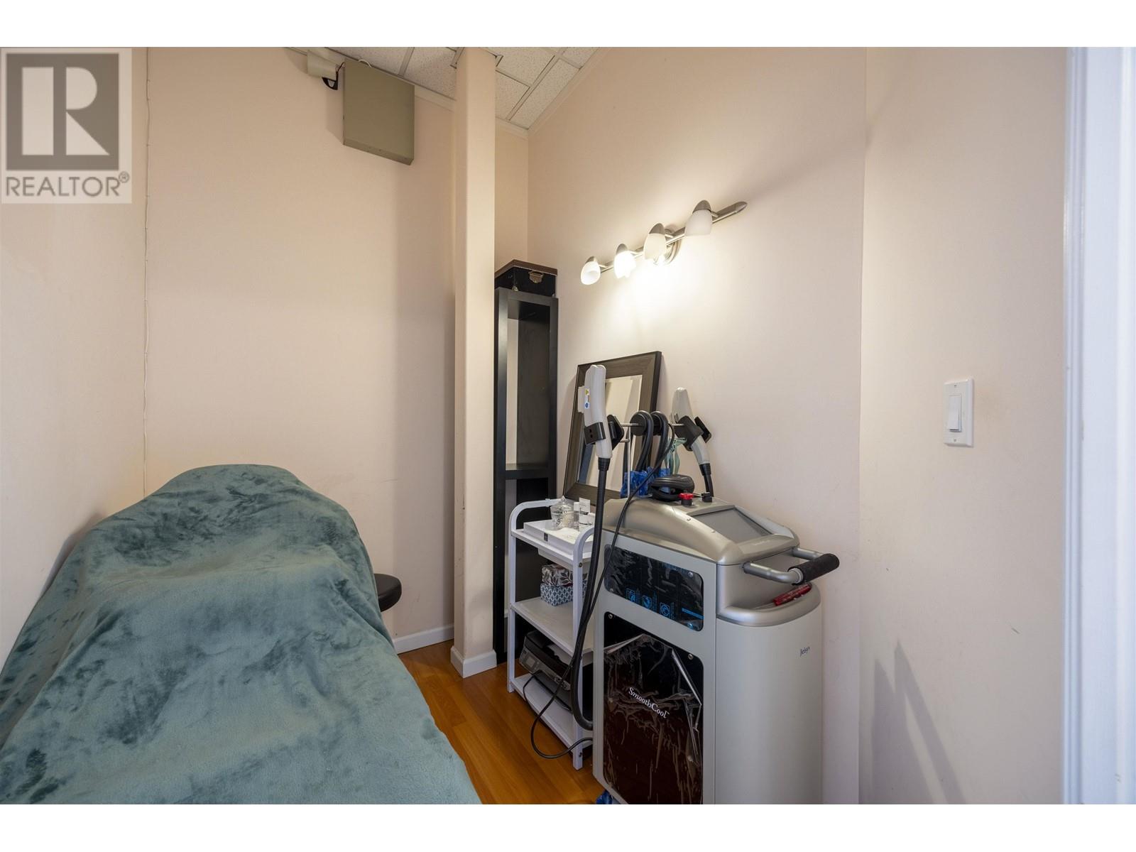 101 6983 Kingsway Property Photo 8