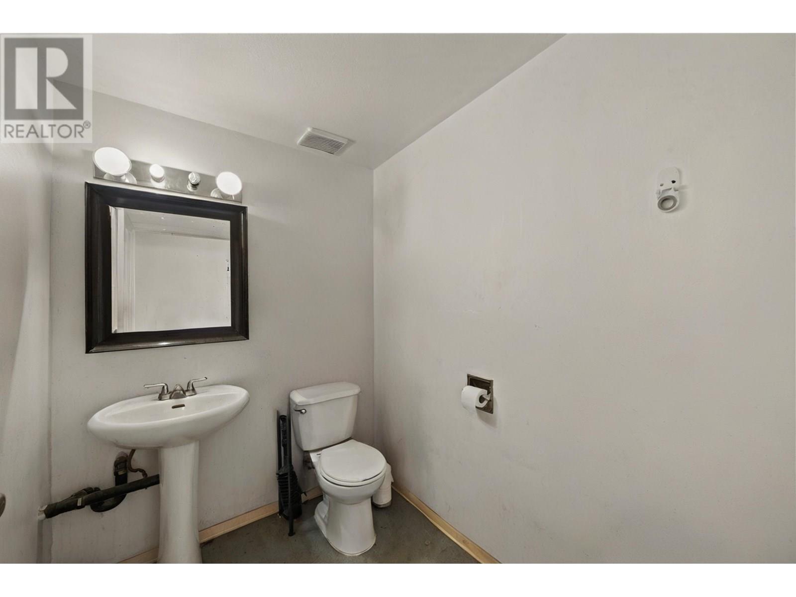 2821-2823-2825 W Broadway Property Photo 19