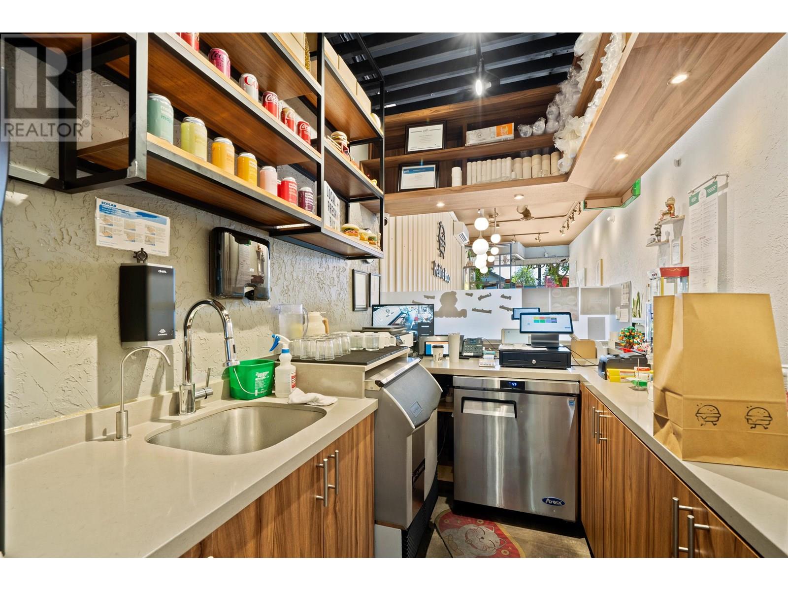 2821-2823-2825 W Broadway Property Photo 27