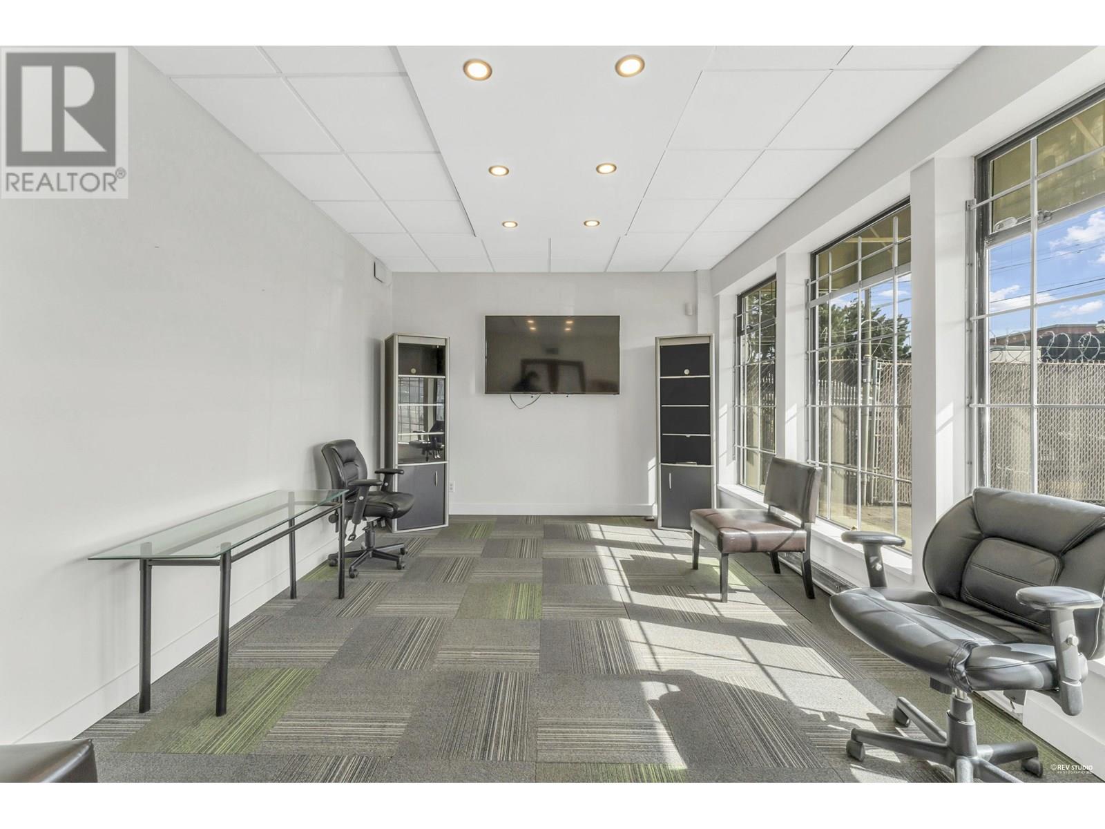 1520 Richmond Street Property Photo 4