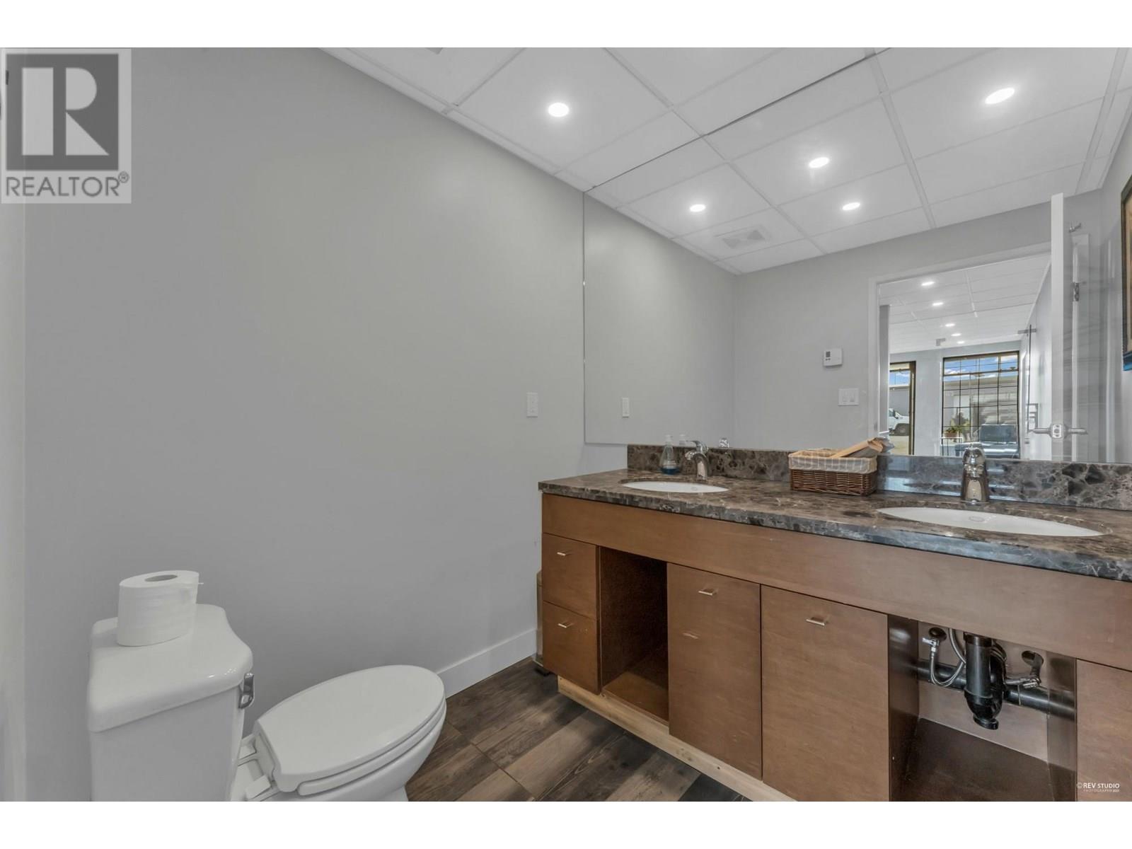 1520 Richmond Street Property Photo 6