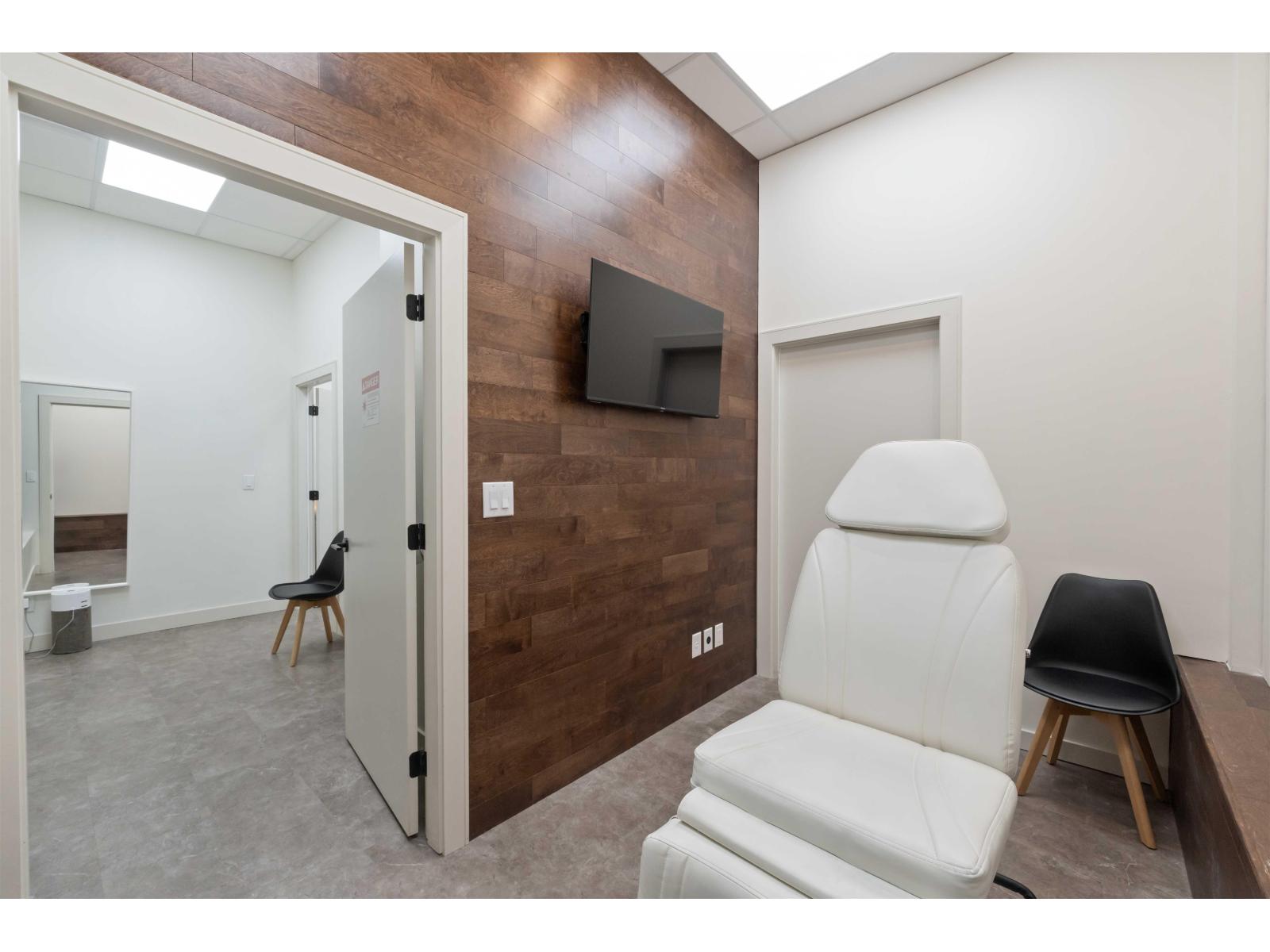 B110 20487 65 Avenue Property Photo 6