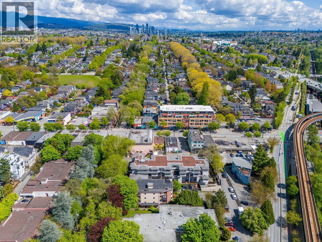 2211 Commercial Drive Property Photo 25