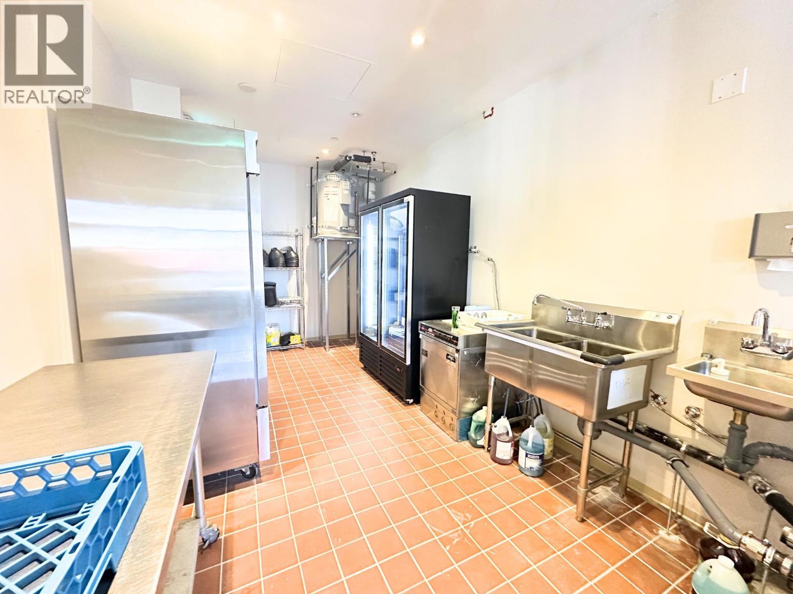 8982 University High Street Property Photo 6