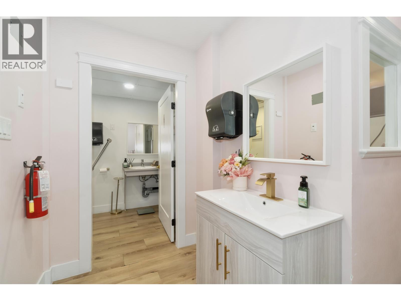 1092 Kingsway Property Photo 9