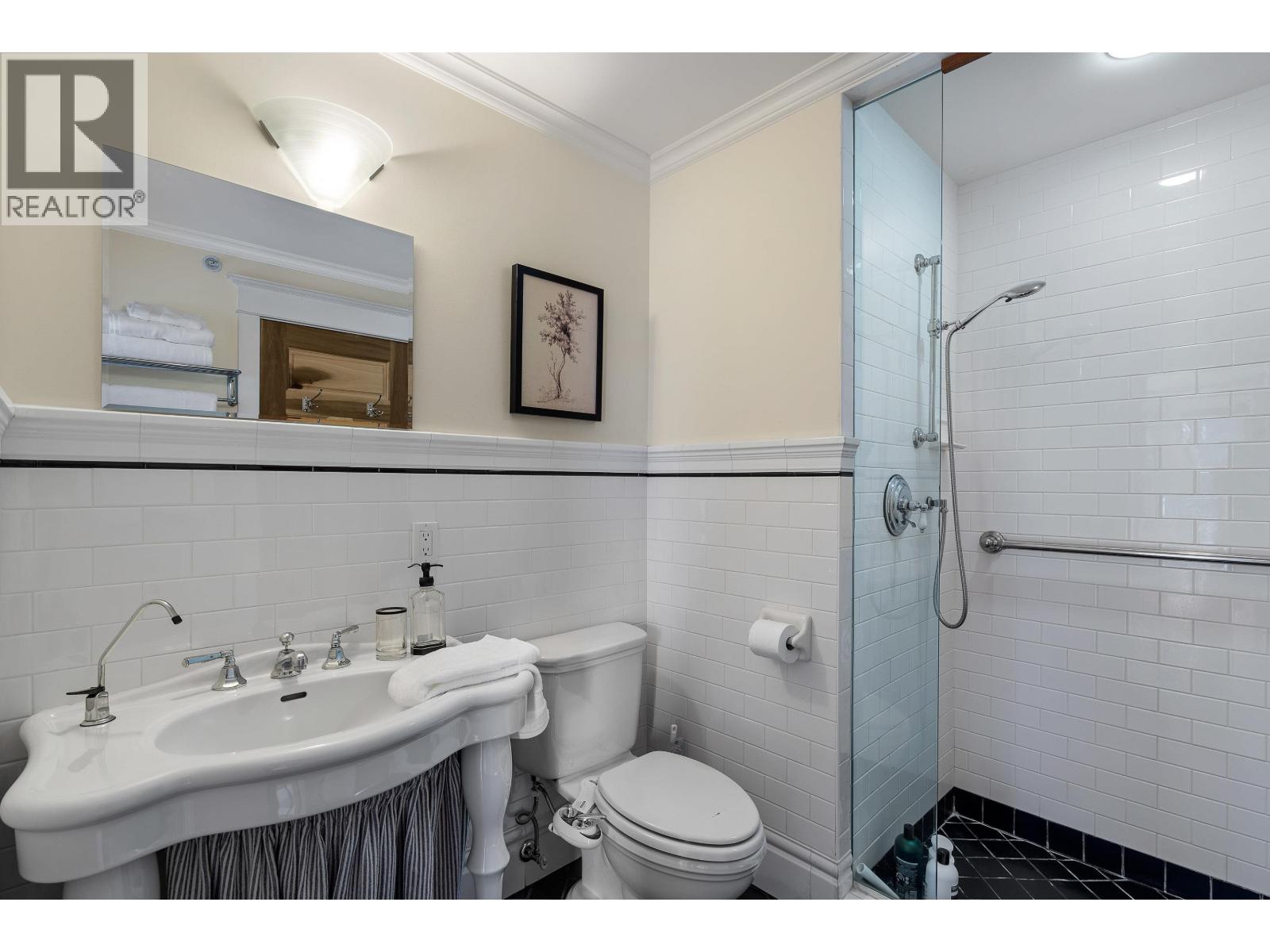 33 E 6th Avenue Property Photo 16