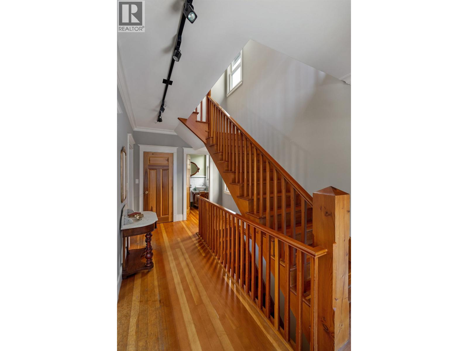33 E 6th Avenue Property Photo 18