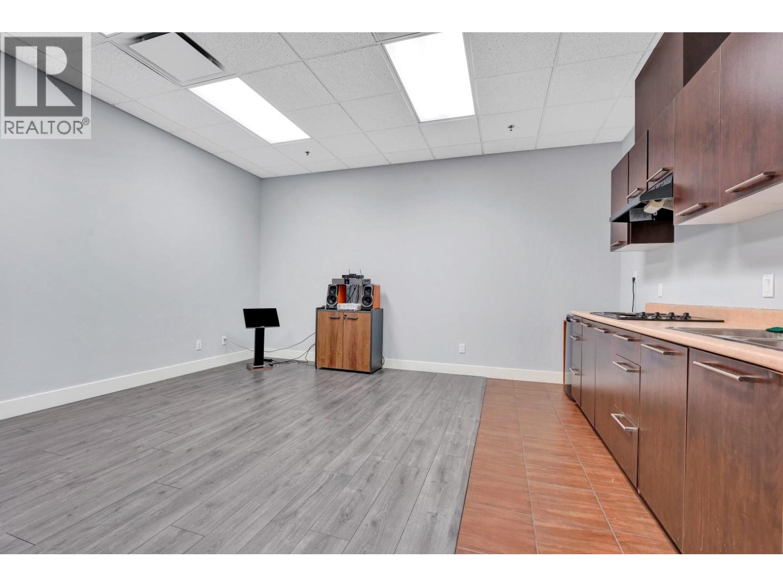 117 6951 72 Street Property Photo 6
