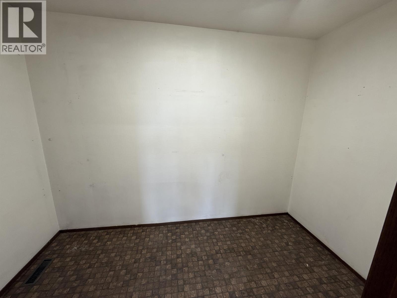 10124 93 Avenue Property Photo 4