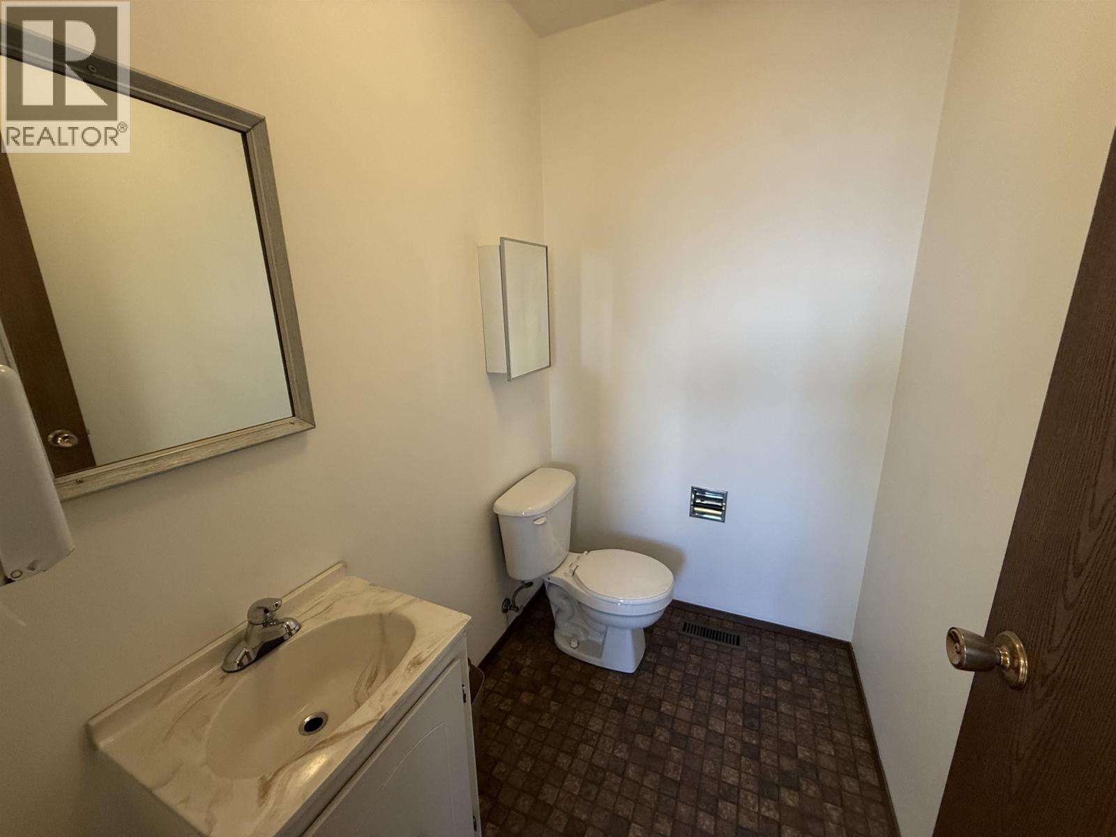 10124 93 Avenue Property Photo 9