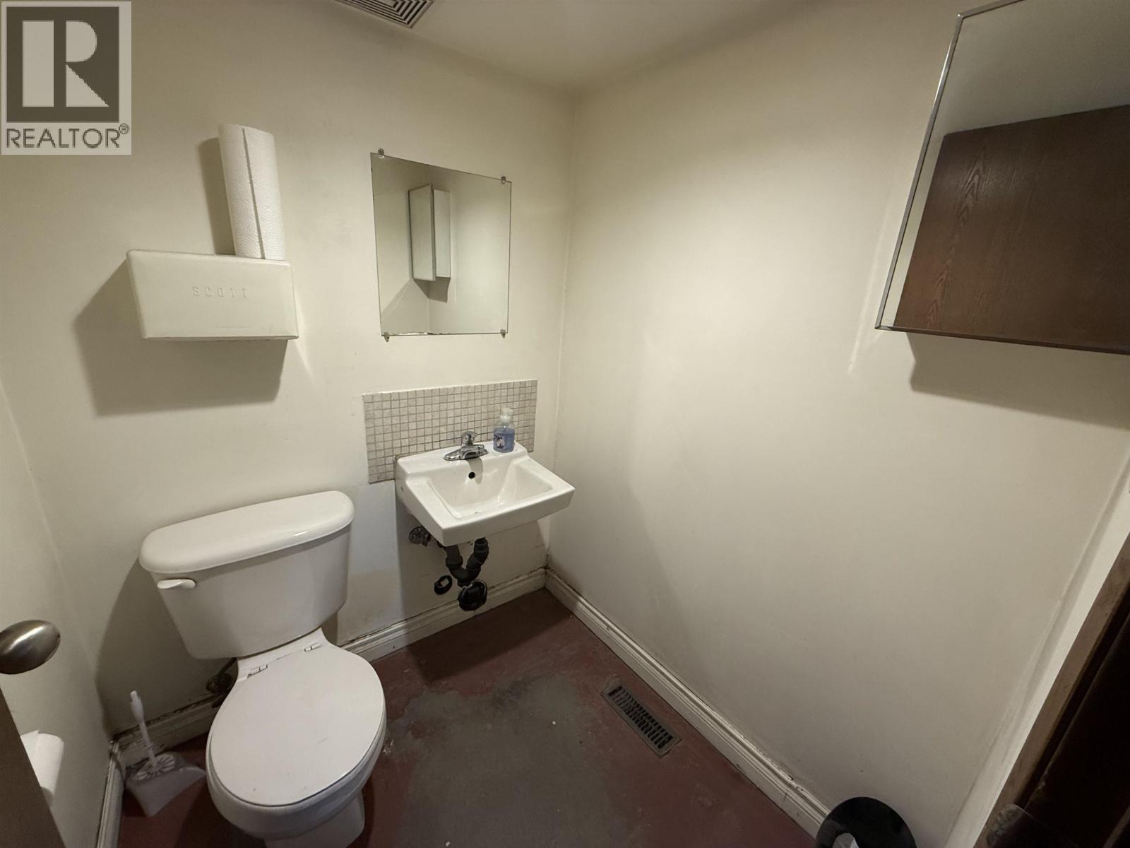 10124 93 Avenue Property Photo 10