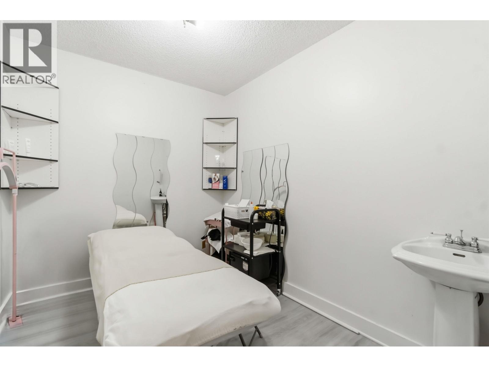 3122 Oak Street Property Photo 8