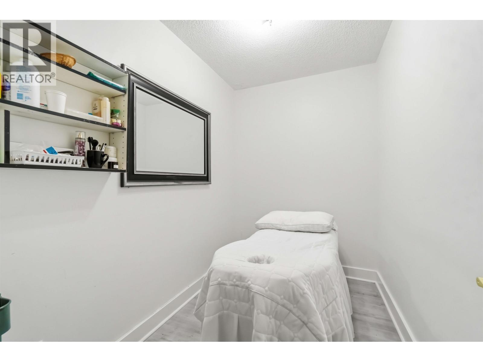 3122 Oak Street Property Photo 9