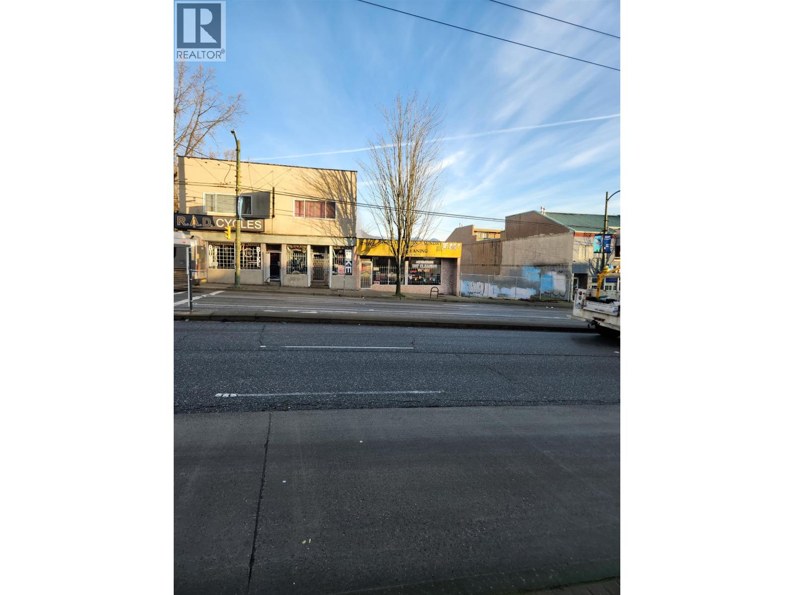 709 E Broadway Property Photo 3
