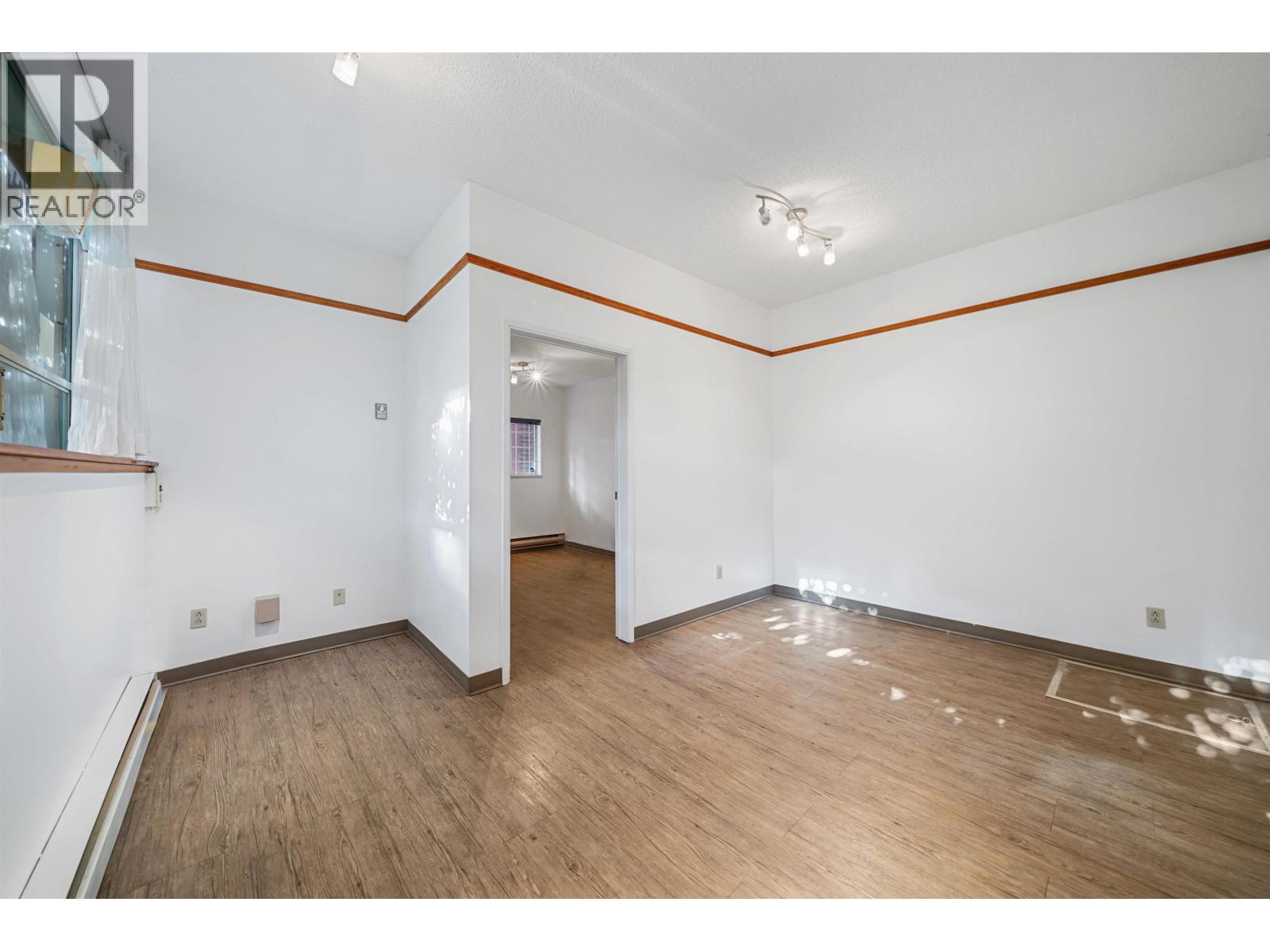 1233 W 7th Avenue Property Photo 5