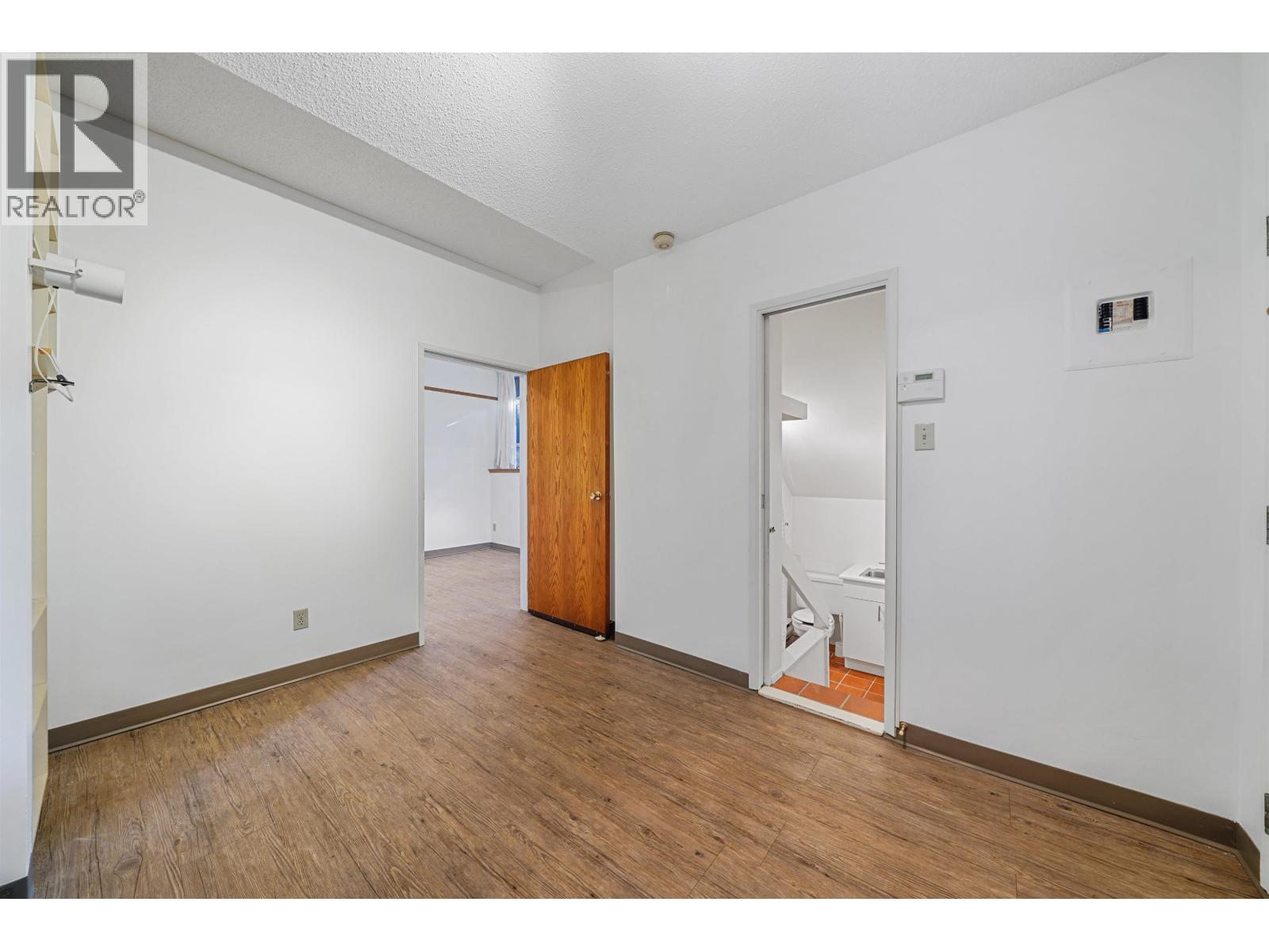 1233 W 7th Avenue Property Photo 8