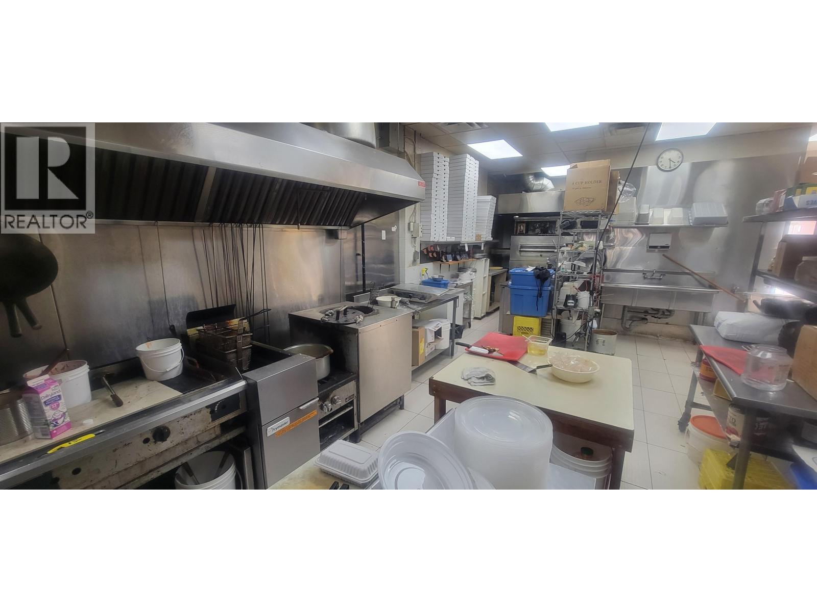 7571 6 Street Property Photo 4
