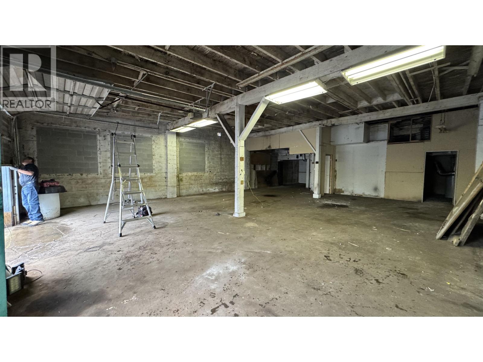 2 2115 Kingsway Property Photo 2