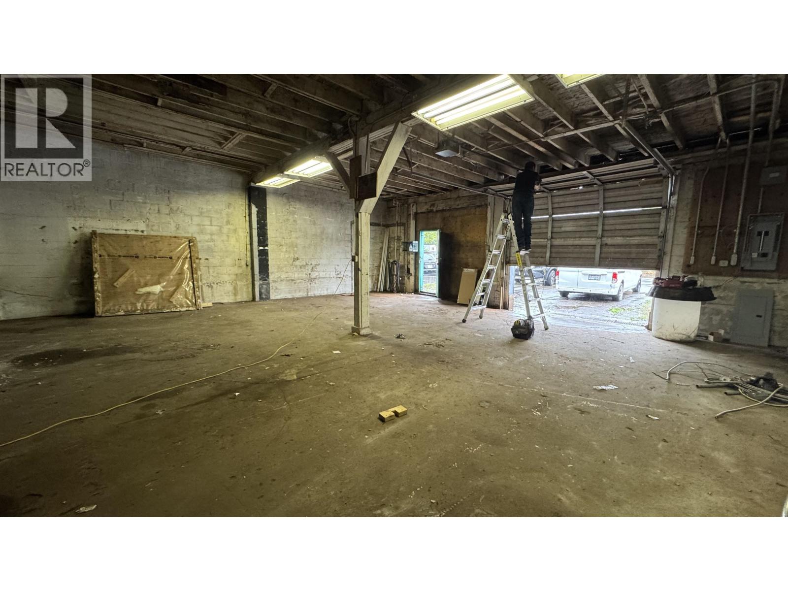 2 2115 Kingsway Property Photo 3