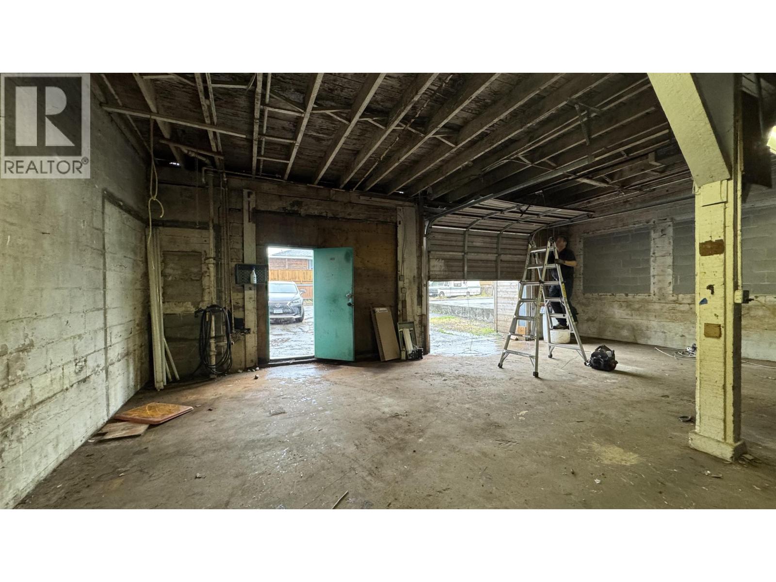 2 2115 Kingsway Property Photo 4