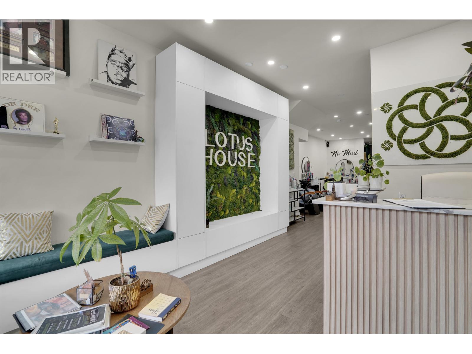 1124 Commercial Drive Property Photo 2