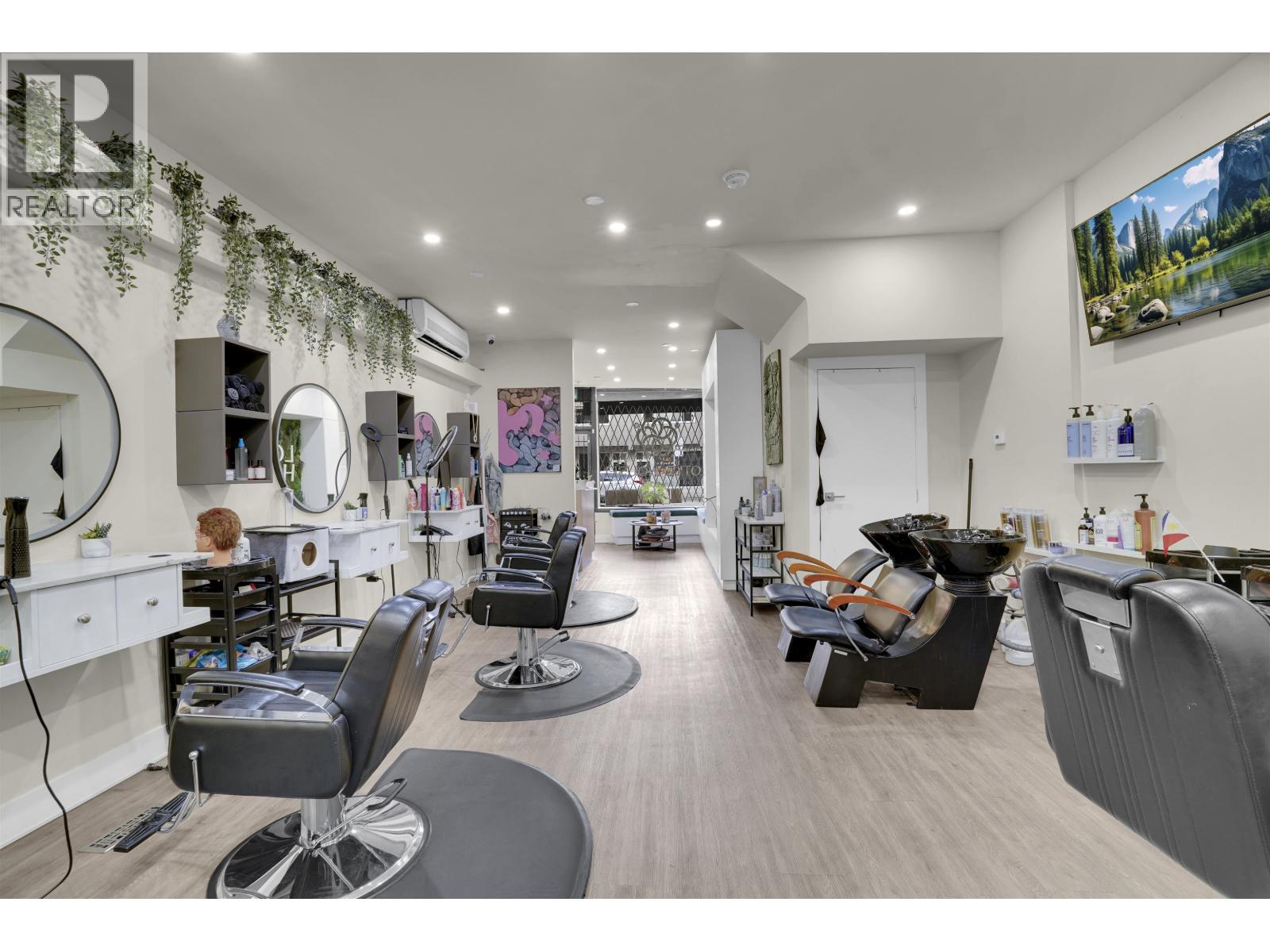 1124 Commercial Drive Property Photo 5