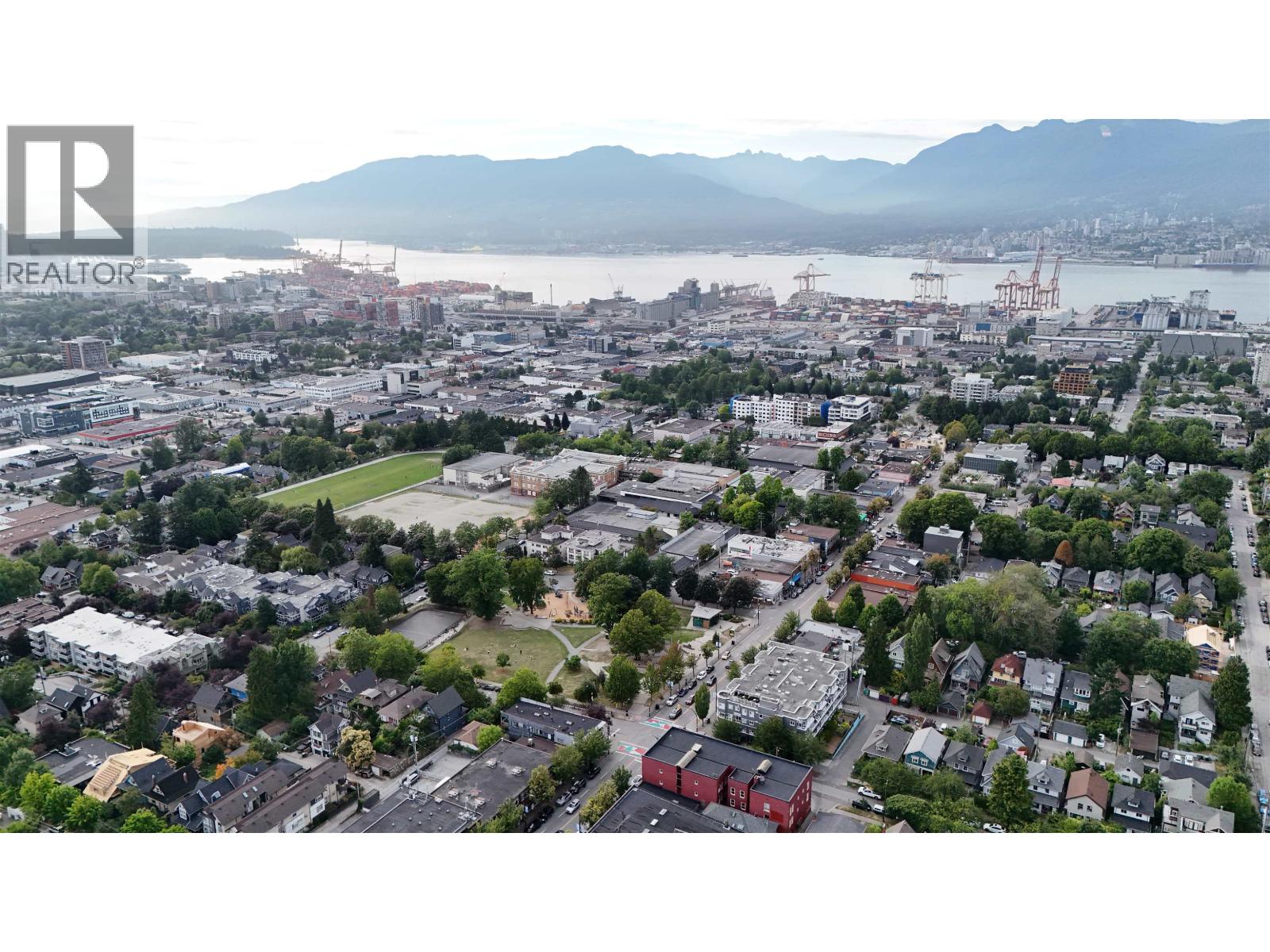 1124 Commercial Drive Property Photo 15