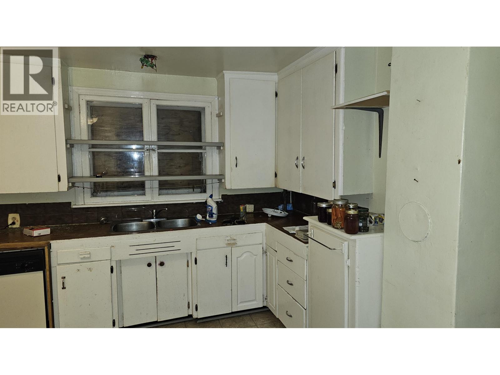 1957 Ross Crescent Property Photo 4